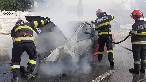 Incident dramatic pe DN 5C: O masina a ars complet din cauza unui scurtcircuit