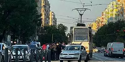 Incident grav cu un tramvai al STB: O femeie a fost tarata pe linie cand incerca sa urce in vagon cu un carucior de copii VIDEO