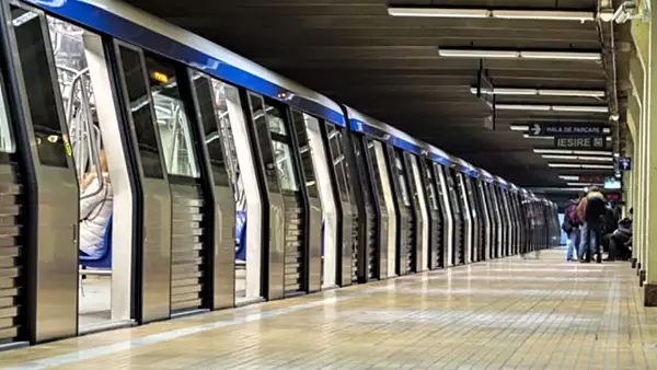 Incident la metrou! Mii de calatori, blocati in statie, la Unirii 2, dupa ce un pasager a fortat usa unui tren