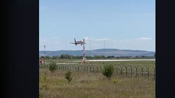 Incident pe aeroportul din Brasov. Aterizare ratata a unui avion ce venea de la Londra VIDEO