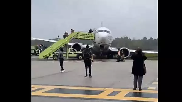 Incident pe Aeroportul din Houston. Un avion a iesit in afara pistei de aterizare. Echipajul si cei 160 de pasageri au scapat teferi VIDEO