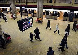 Incident socant in Bucuresti. Un barbat a fost scos de urgenta de pe sinele de metrou, dupa ce a ajuns la un pas de moarte