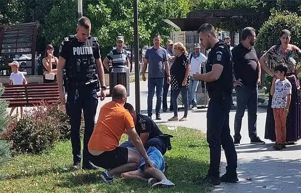 Incident straniu in centrul municipiului Deva. Copil smuls din bratele mamei de un tanar necunoscut