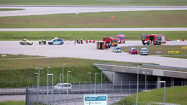 incidente-in-germania-aeroportul-din-munchen-luat-cu-asalt-de-activsti-s-au-lipit-de-pista-cu-superglue.webp