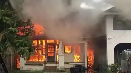 Incredibil: ce a facut un barbat dupa ce casa i-a fost cuprinsa de flacari. Pompierii au fost socati