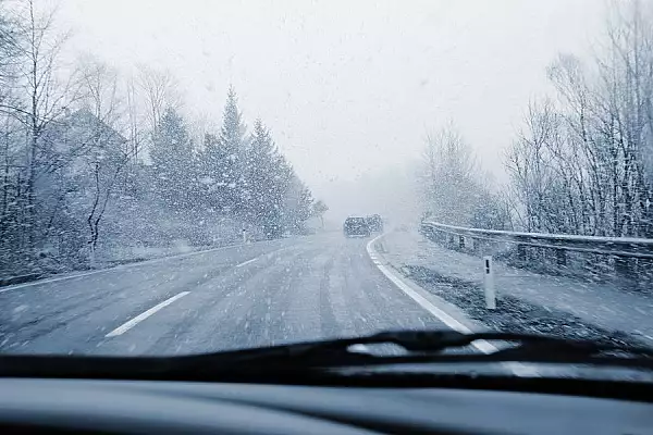 Infotrafic: Ceata si drumuri pe care se circula cu dificultate. Porturile maritime sunt inchise din cauza vantului