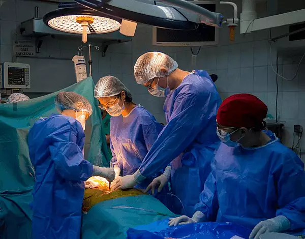 Interventie chirurgicala in premiera la Bacau. Medicii i-au salvat unui pacient singurul picior pe care il mai avea