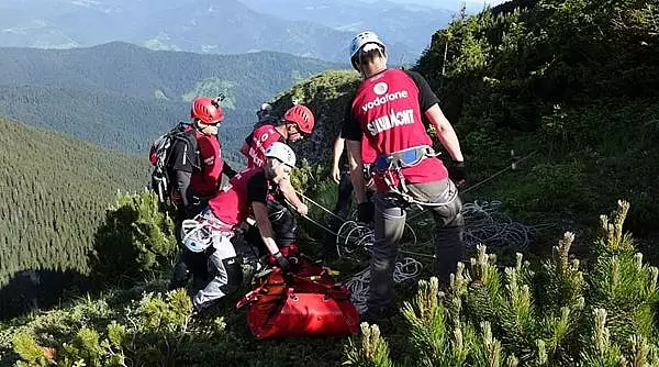 Interventie contracronometru pentru salvarea unei turiste cu hemoragie interna, in masivul Parang. A fost solicitat si un elicopter