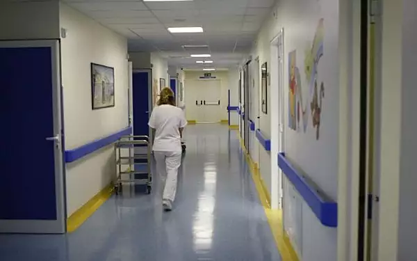 Interventie ISU in cazul a zeci de copii cu simptome de toxiinfectie alimentara: 13 au ajuns la spital