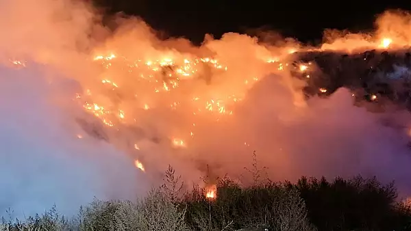 Interventie la un incendiu violent cu degajari de fum la rampa de gunoi Boldesti Scaeni - Populatia din Ploiesti, avertizata prin mesaj RO-Alert