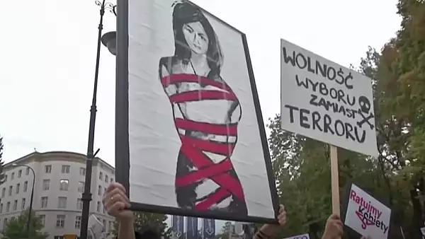 Interzicerea avortului scoate mii de polonezi in strada - "Luptam pentru libertate!"