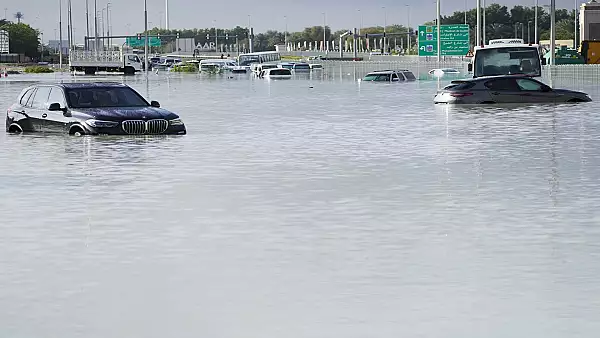 Inundatii devastatoare in Emiratele Arabe Unite. Cetateni romani, blocati pe aeroportul din Dubai. MAE monitorizeaza situatia lor