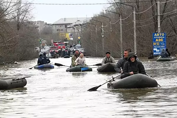 Inundatii devastatoare in Rusia: Fluviul Ural a atins nivelul critic in Orenburg, iar apele cuprind noi regiuni | VIDEO