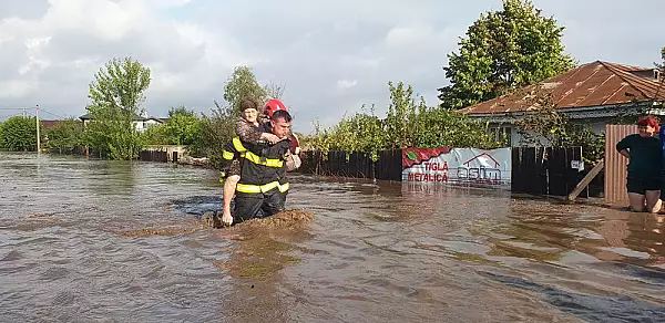 Inundatiile fac ravagii in timp ce conducerea tarii face parade electorale