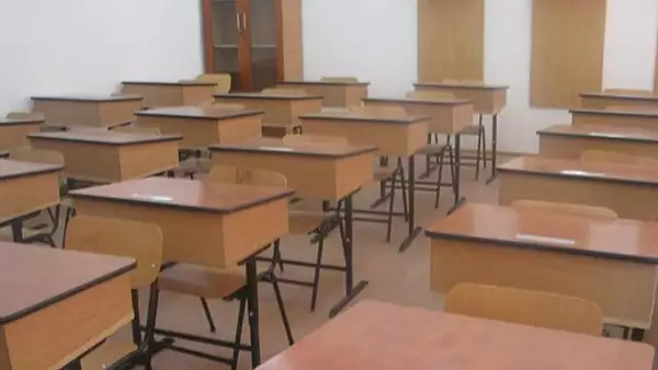 Invatator acuzat ca bruscheaza elevii la ore: Arunca cu caiete si creioane prin clasa si ii jigneste