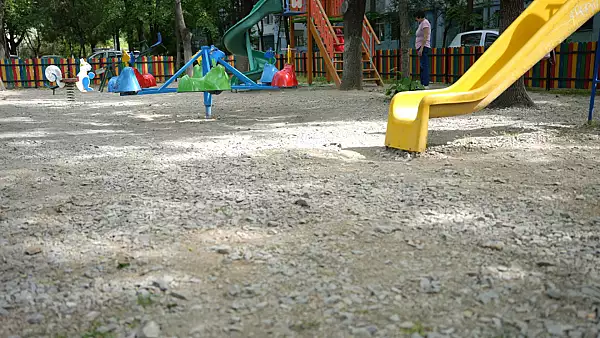 Investitii fara cap, in Craiova. Un loc de joaca pentru copii a fost pavat cu piatra sparta, in loc de tartan! FOTO