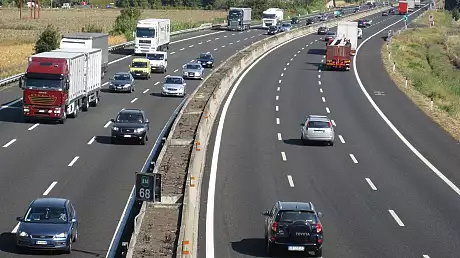 Isprava unui sofer roman pe o autostrada din Italia