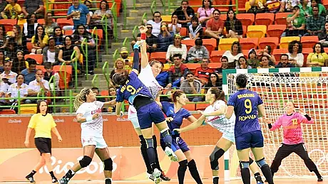 JO 2016. Romania-Spania, la handbal feminin, ACUM. Cozmin Gusa si Rares Bogdan, in tribune. FOTO