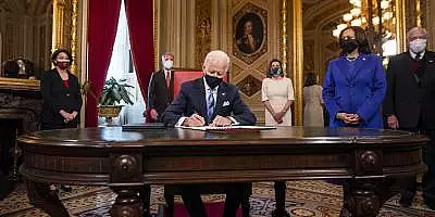 Joe Biden, prima zi la Casa Alba. A semnat 17 decrete. SUA revin in Organizatia Mondiala a Sanatatii si in Acordul de la Paris VIDEO