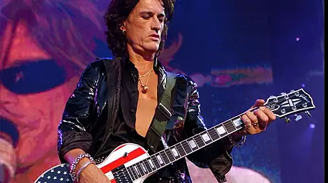 Joe Perry, chitaristul formatiei Aerosmith, a suferit un infarct pe scena 