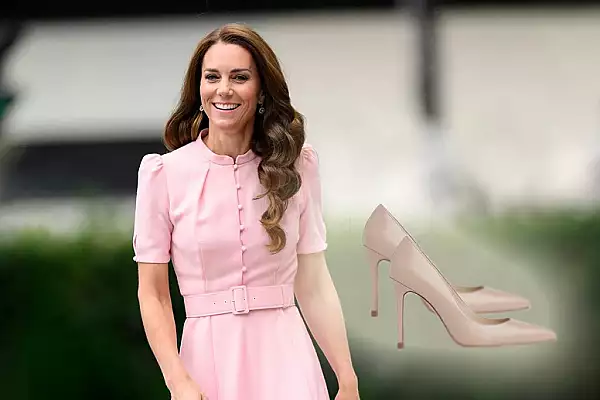 Kate Middleton, gest neasteptat in public. S-a descaltat de fata cu toata lumea, fotografii au fost pe faza