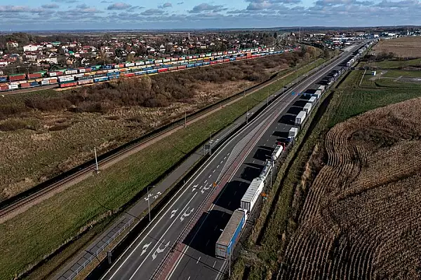 Kievul va incerca sa evacueze camionagii ucraineni blocati de transportatorii polonezi 