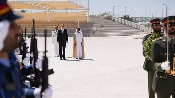 Klaus Iohannis, in Emiratele Arabe - cum a fost imbracata Prima Doamna. Vizita la Monumentul Martirilor si Marea Moschee din Abu Dhabi 