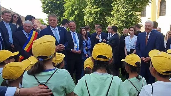 Klaus Iohannis, reactie dupa ce un grup de copii ii canta ,,O lume minunata" in plina greva a profesorilor - Momentul surprins la Cristian