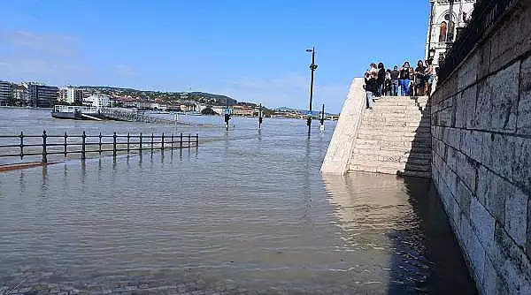 La Budapesta, mii de turisti se ingramadesc pe falezele Dunarii si asteapta sa vina viitura ca s-o filmeze