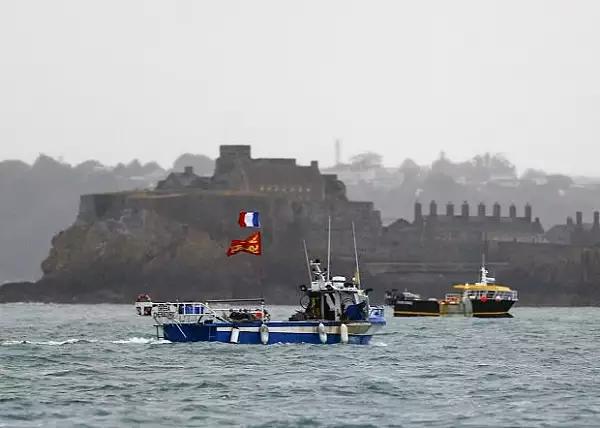 La patru luni dupa Brexit, Franta si Marea Britanie si-au trimis navele de razboi pentru a-si rezolva disputele pescaresti. Cum s-a ajuns aici
