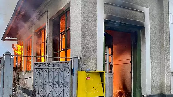 La un pas de tragedie: Sapte persoane, printre care si patru copii, evacuate de jandarmi dintr-o casa cuprinsa de flacari, in Bistrita Nasaud