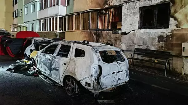 La un pas de TRAGEDIE! Un incendiu, declansat la o masina din parcare, aproape sa distruga un bloc intreg