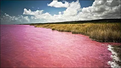 Lacul urias care s-a facut rosu peste noapte. Semn apocaliptic?
