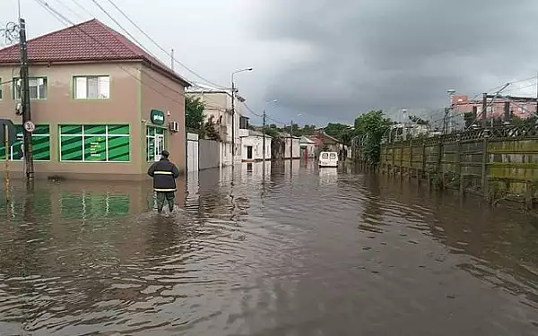 ,,Las Fierbinti"
de Galati. Localnici, filmati in timp ce consuma alcool pe o terasa inundata VIDEO
