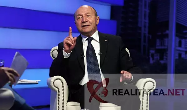 ,,Legile puterii" | Basescu, despre reforma din administratie: Functionarii romani sunt platiti pentru 8 ore, dar doua fumeaza, doua beau cafea...