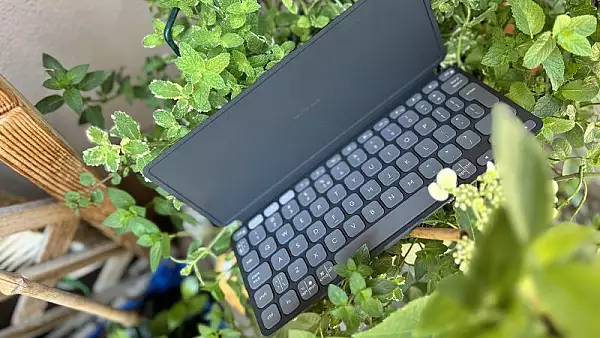 Logitech Keys-To-Go 2 – tastatura perfecta pentru productivitate in deplasare. Asa devii mai eficient pe laptop, desktop, telefon, tableta sau TV