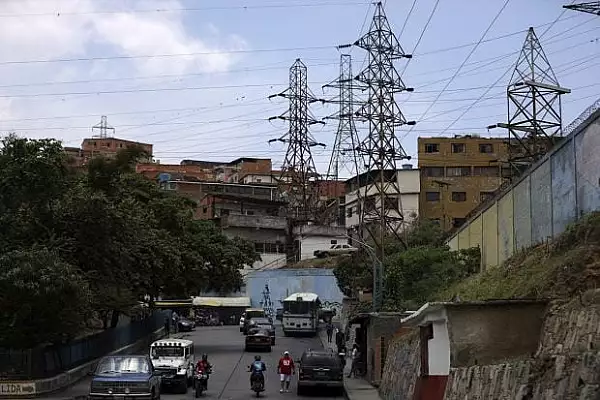 Lumina in Venezuela. Alimentarea cu electricitate a fost restabilita, dupa ce intreaga tara a ramas in bezna in urma unei pene masive. Acuzatii de sabotaj