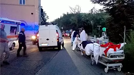 MAE: Trupurile neinsufletite a 7 romani morti dupa cutremurul din Italia, repatriate luni