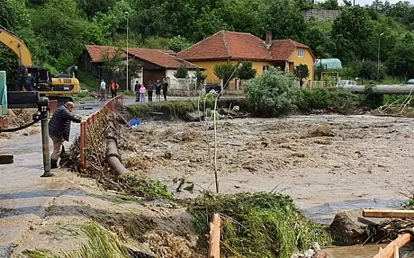 Magistrala de apa potabila devastata de inundatiile din Valea Jiului va fi reparata cu peste un milion de lei
