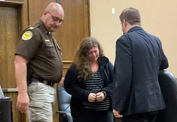 Mama din Nebraska, condamnata la doi ani de inchisoare pentru ca i-a dat fiicei sale de 17 ani pastile pentru avort
