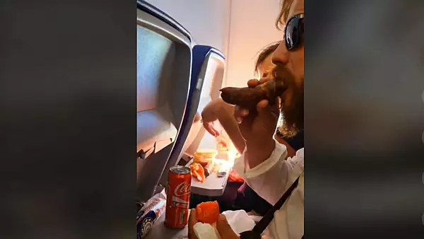 Manele, branza, carnati si rosii in avion. Clip viral cu doi romani care isi fac poftele in timpul calatoriei - VIDEO 