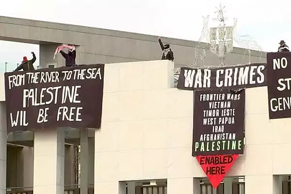 manifestanti-pro-palestinieni-s-au-urcat-pe-acoperisul-parlamentului-australiei-pentru-a-desfasura-bannere-impotriva-razboiului-din-gaza.webp