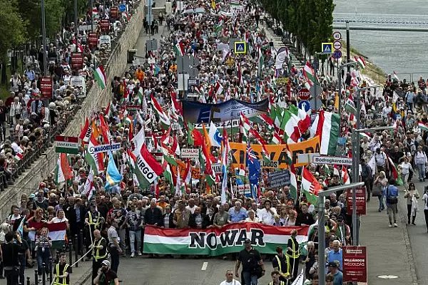 manifestatie-pro-orban-cu-mii-de-oameni-la-budapesta-europa-trebuie-impiedicata-sa-se-indrepte-spre-razboi.webp