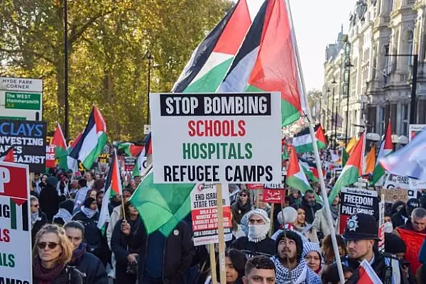 Manifestatie propalestiniana cu zeci de mii de oameni in centrul Londrei. ,,Opriti bombardarea Fasiei Gaza!" | VIDEO
