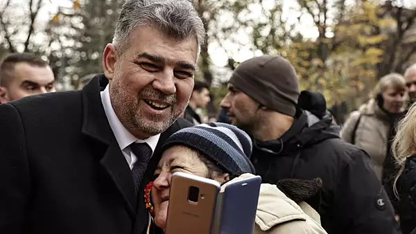 Marcel Ciolacu, baie de multime de Ziua Nationala - Cum s-a fotografiat cu romanii