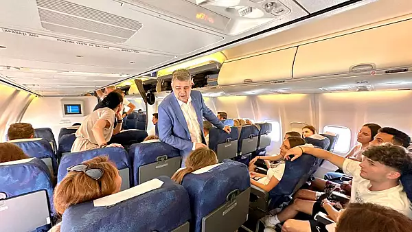 Marcel Ciolacu, poze din avion cu tinerii blocati in Dubai din cauza furtunilor