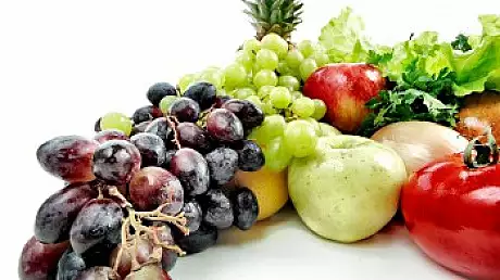 MARE atentie: Aceste fructe si legume contin cele mai multe pesticide. Nu le mai cumpara!