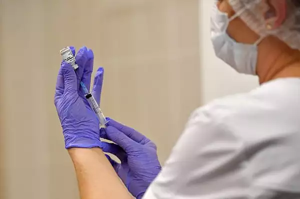 Marea Britanie anunta ca va incepe sa vaccineze personalul medical impotriva coronavirusului inainte de Craciun