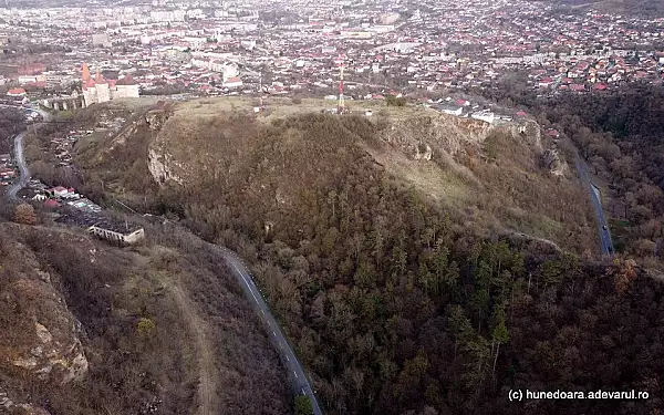 Marele lac subteran de sub dealurile Hunedoarei. Cum s-a format bazinul natural cu ape de calitate VIDEO