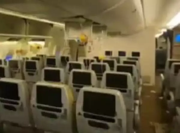 Marturiile infioratoare ale pasagerilor din avionul lovit de turbulente severe: ,,A fost aruncat pe podea la doua randuri in spatele meu" VIDEO